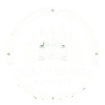 Logotipo oficial de LUCE Casas de Madera, constructora de viviendas de madera sostenibles y eficientes en la provincia de Alicante, Costa Blanca. El diseño muestra un icono de casa solar con olas y sol.